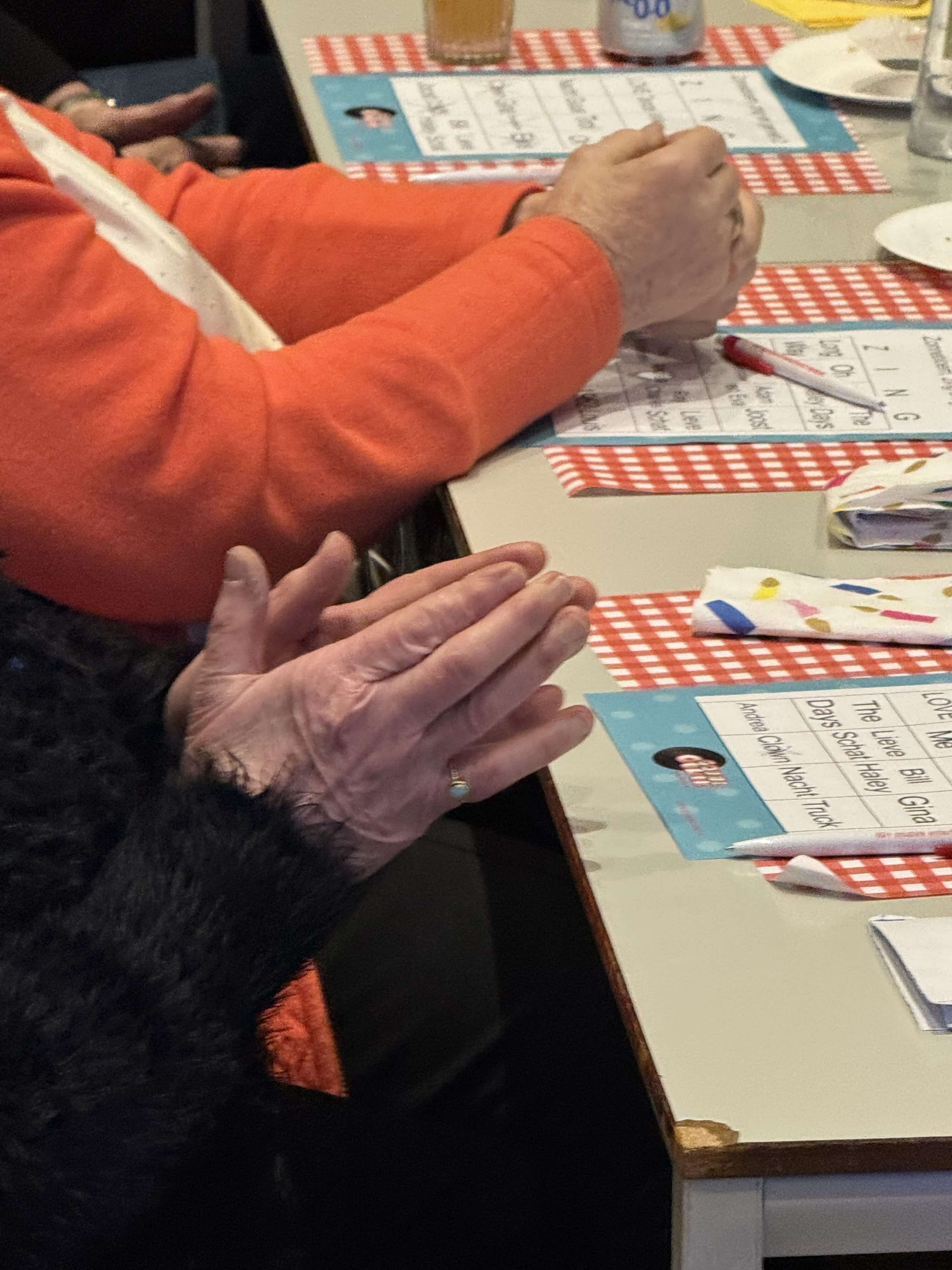Ouderen klappen mee op het ritme tijden een muzikale middag van Gouweouden